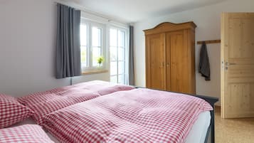6 quartos, ferros/tábuas de passar roupa, berço de viagem