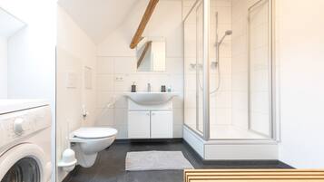 Dusche, Handtücher, Toilettenpapier