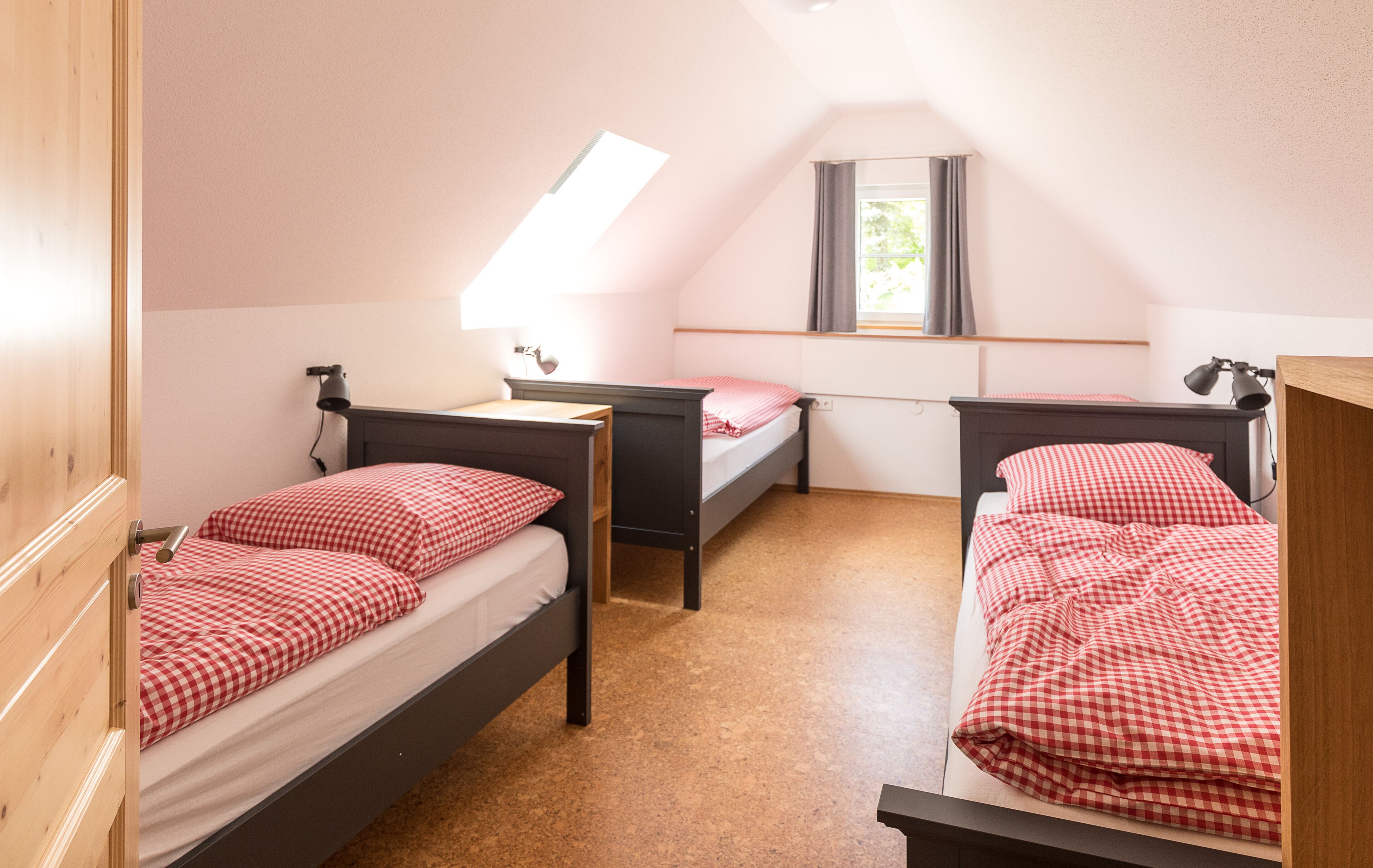 6 chambres, fer et planche à repasser, lit parapluie, Wi-Fi gratuit