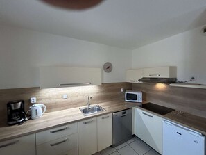 Fridge, stovetop, dishwasher