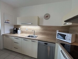 Fridge, stovetop, dishwasher