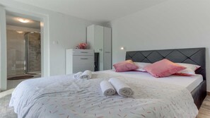 2 bedrooms, iron/ironing board, free WiFi, bed sheets
