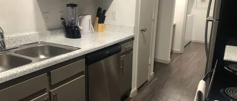 雪櫃、微波爐、焗爐、爐具