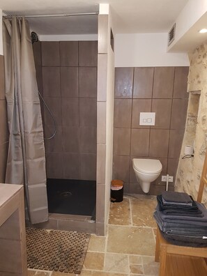 Douche, sèche-cheveux, serviettes fournies, savon