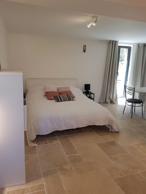 Iron/ironing board, travel crib, WiFi, bed sheets