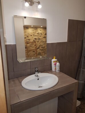 Douche, sèche-cheveux, serviettes fournies, savon