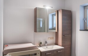 Combined shower/tub