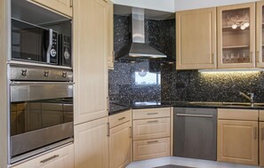 Een koelkast, een kookplaat, een vaatwasser