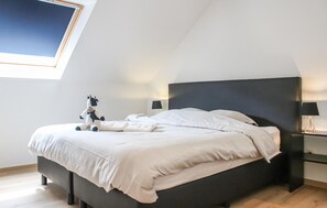 5 bedrooms, travel crib, free WiFi, bed sheets