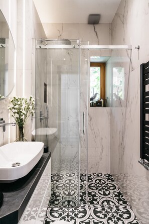 Premium-Suite | Badezimmer | Dusche, Haartrockner, Handtücher, Seife