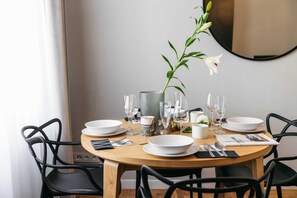 Suite – premium | Eget kjøkken | Kjøleskap, ovn, kokeplater og oppvaskmaskin