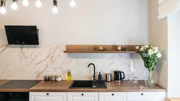 Suite – premium | Eget kjøkken | Kjøleskap, ovn, kokeplater og oppvaskmaskin