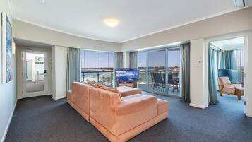 Älytelevisio, DVD-soitin, kirjoja, stereot