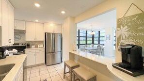 Großer Kühlschrank, Mikrowelle, Ofen, Herdplatte