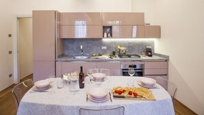 Una cocina moderna con comedor listo para una comida.