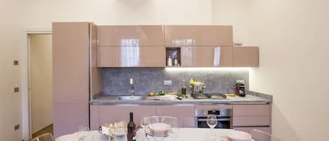 ثلاجة، فرن، موقد طهي مسطح، غسالة أطباق