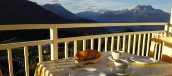 Large family apartment - breathtaking view, Ski-in