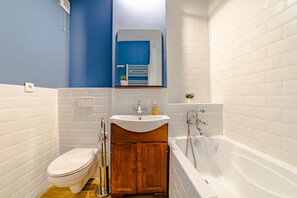 Badekar, hårføner, håndklær og såpe