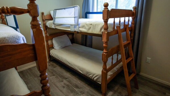 3 bedrooms, in-room safe, desk, iron/ironing board