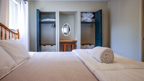 3 makuuhuonetta, tallelokero huoneessa, työpöytä, silitysrauta/-lauta