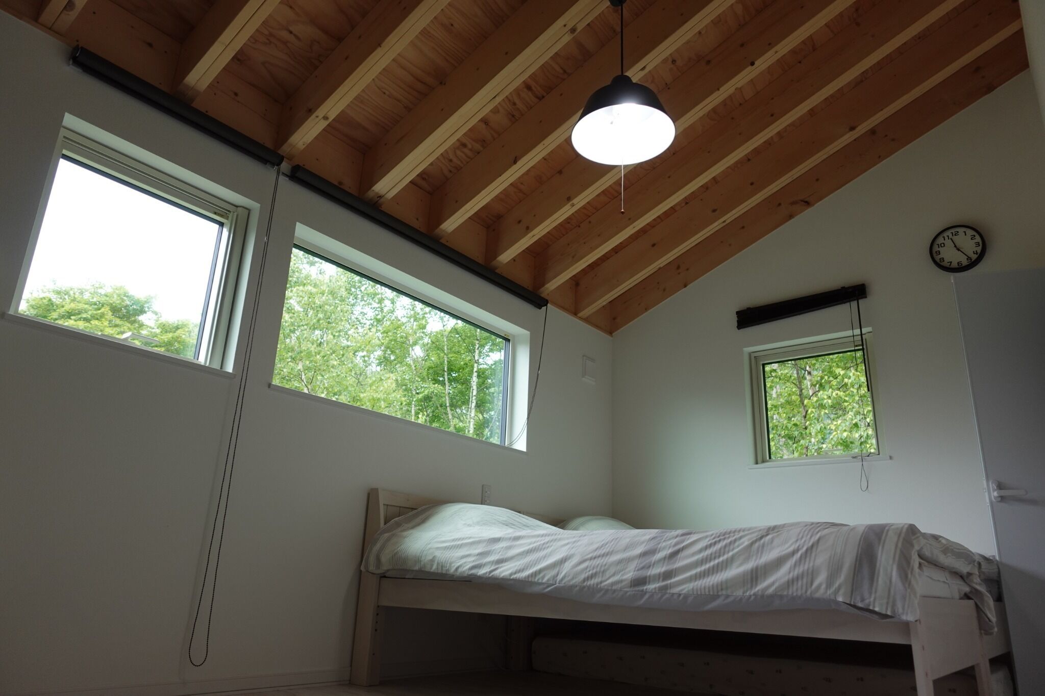 6 bedrooms, desk, bed sheets