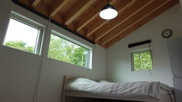 6 bedrooms, desk, bed sheets