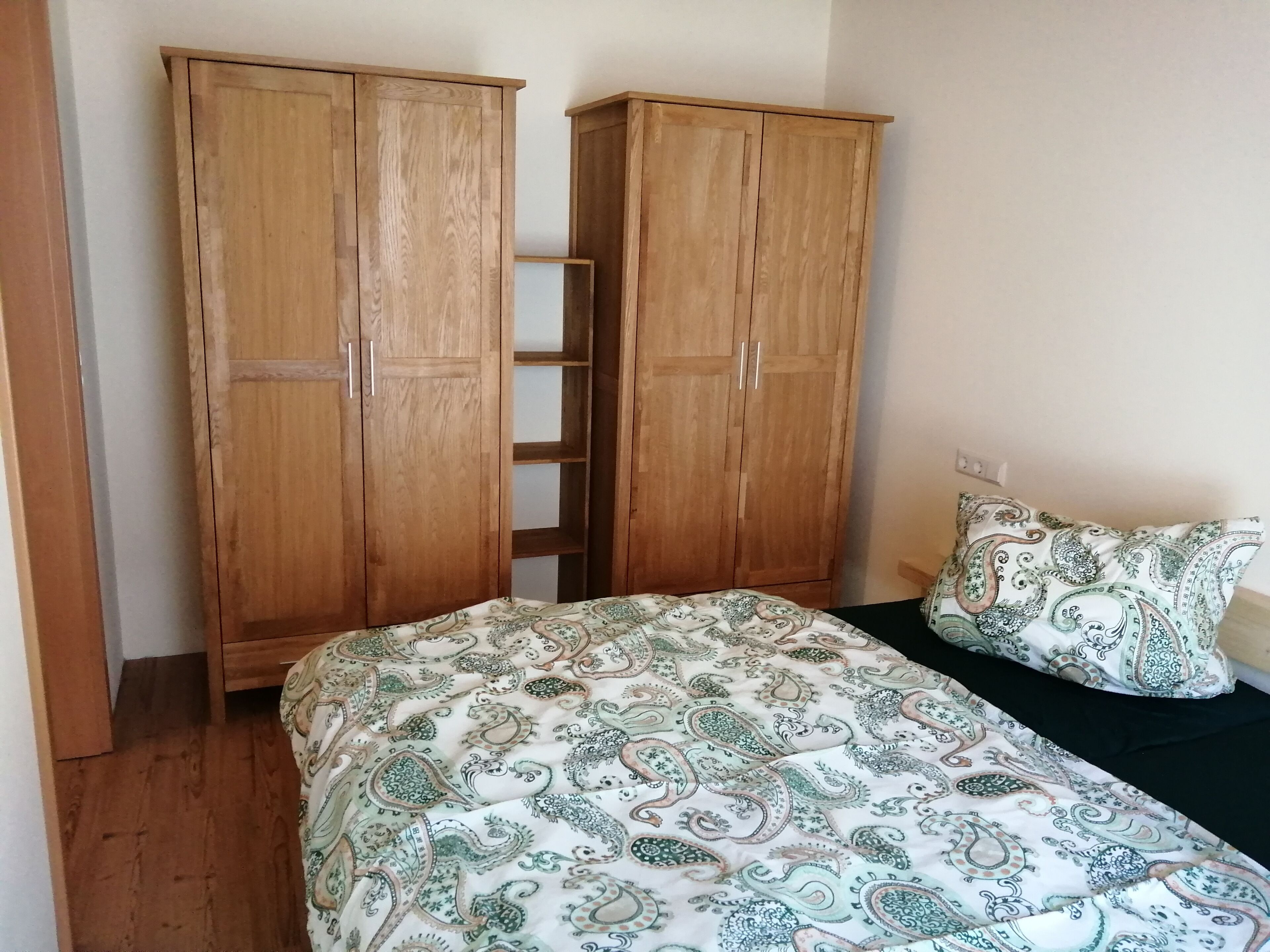 2 bedrooms, travel cot, WiFi, bed sheets