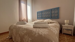 2 habitaciones, tabla de planchar con plancha y cuna de viaje 