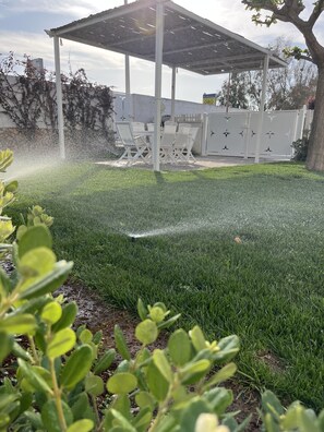 Property grounds - Villa Giorgia, with large garden 50 meters from the beautiful sea of Savelletri. (Savelletri)