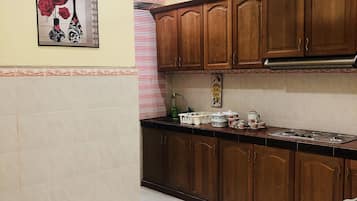 Frigorífico, hervidor eléctrico y utensilios de cocina
