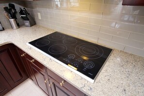 冷蔵庫、オーブン、コンロ、食器洗い機