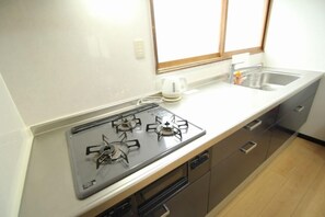 Private vacation home | Private kitchenette | Fridge, microwave, stovetop, electric kettle - LiB PLUS Villa Biei (Biei)