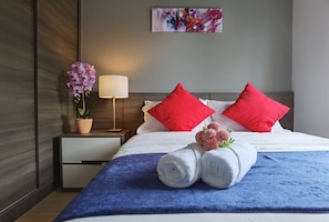 2 Schlafzimmer, Schreibtisch