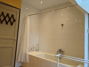 Badewanne, Haartrockner, Handtücher, Seife