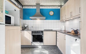 ثلاجة، موقد طهي مسطح، غسالة أطباق، ماكينة لصنع القهوة/الشاي