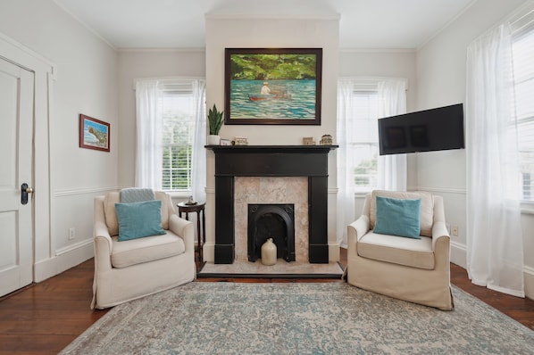 TV, fireplace - Charming Historic Duplex with Courtyard and Designated Parking (Savannah)