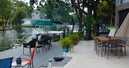 Luxury Home on The Weeki Wachee River!