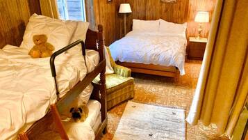 4 slaapkamers, een bureau, een strijkplank/strijkijzer, reisbedje