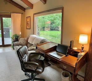 Smart TV, fireplace, video games, Netflix - Nostalgic Ranch House | Hot tub, Game Room, Views (Bozeman)