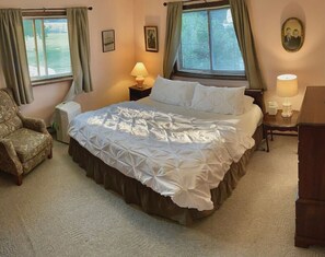 4 slaapkamers, een bureau, een strijkplank/strijkijzer, reisbedje