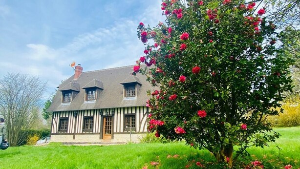 A traditional half-timbered house with a well-maintained lawn and blooming flowers. - Charming traditional Norman House near Honfleur & Deauville  (Cormeilles)