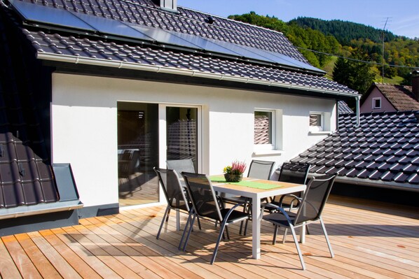 Outdoor dining - Vacation apartment with large roof terrace in Münstertal in the Black Forest (Münstertal/Schwarzwald)