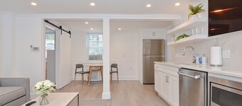 SeaWolf Downtown Mystic 2BR Lux Weekend Getaway
