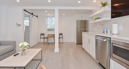 SeaWolf Downtown Mystic 2BR Lux Weekend Getaway