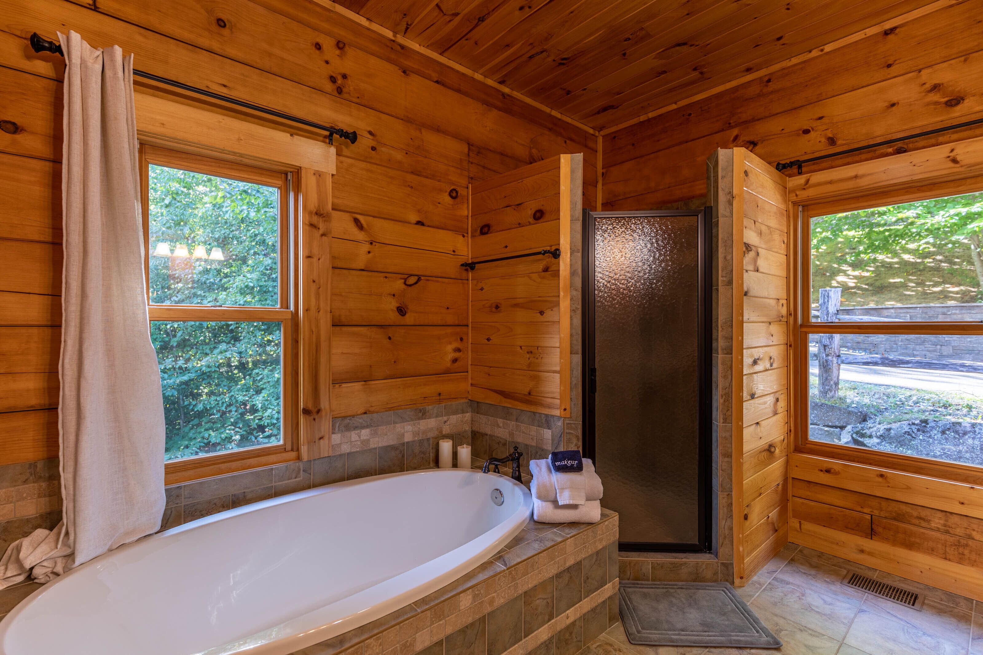 Combined shower/tub, jetted tub, hair dryer, towels