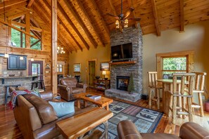 TV, caminetto, tavolo da ping pong