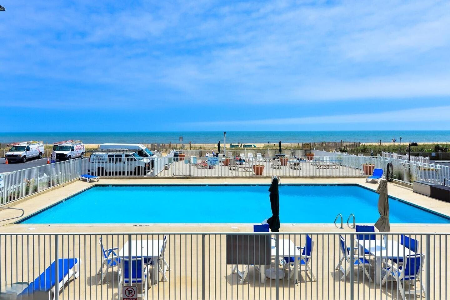 Una piscina cubierta, una piscina al aire libre