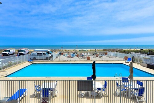 Direct Oceanfront 3 bedroom condo perfect for family and friends with pools