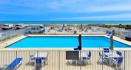 Direct Oceanfront 3 bedroom condo perfect for family and friends with pools