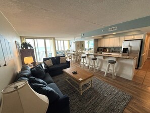 Smart TV, lettore DVD, tavolo da ping pong, libri